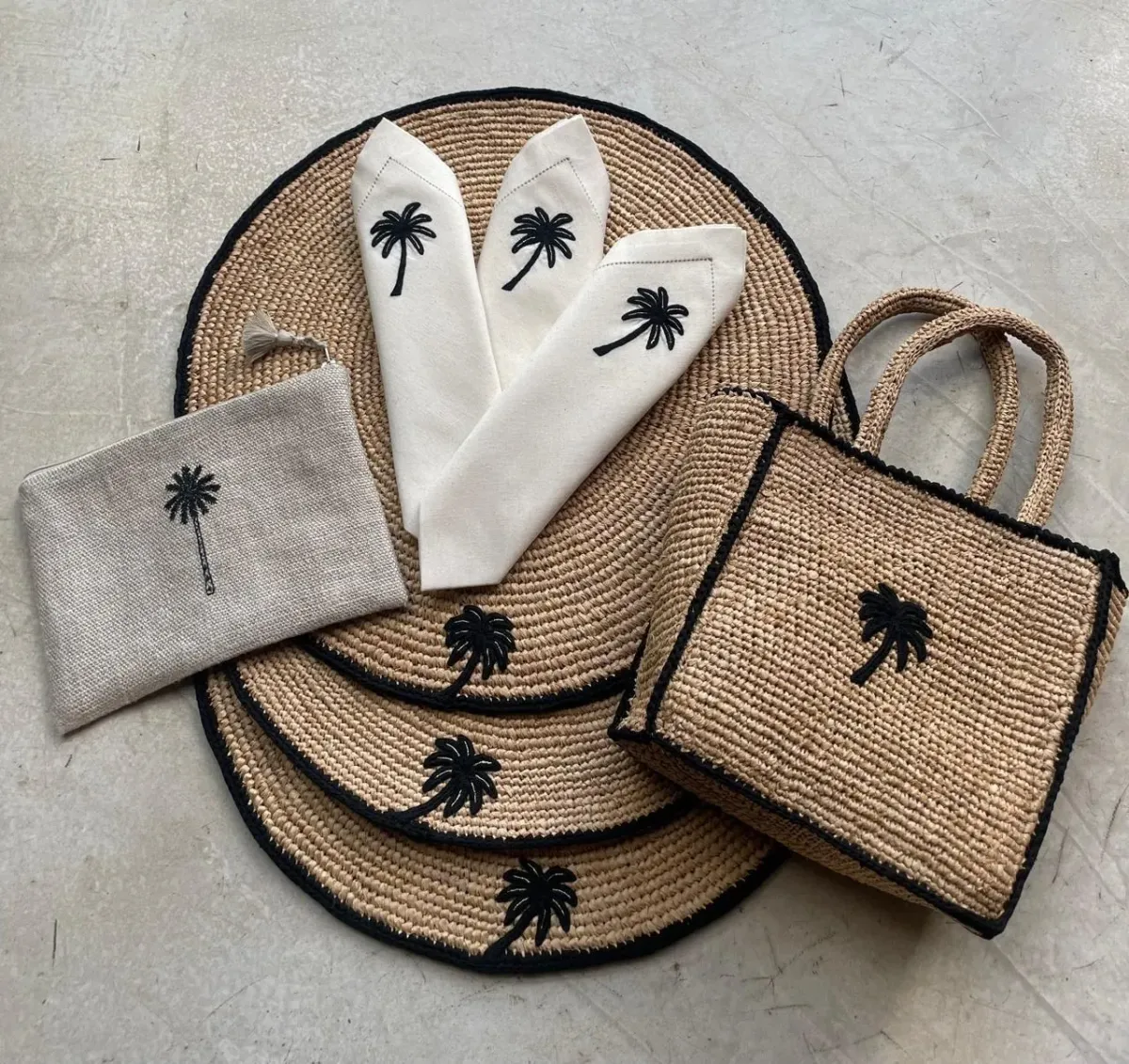 Ensemble en feuille de palmier tressée : set de table et sac assorti — décoration artisanale