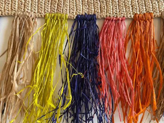 Fibres de raphia naturel de Madagascar prêtes pour le tressage