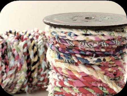 Bobines de cordons upcyclés colorés utilisés pour des accessoires mode durables
